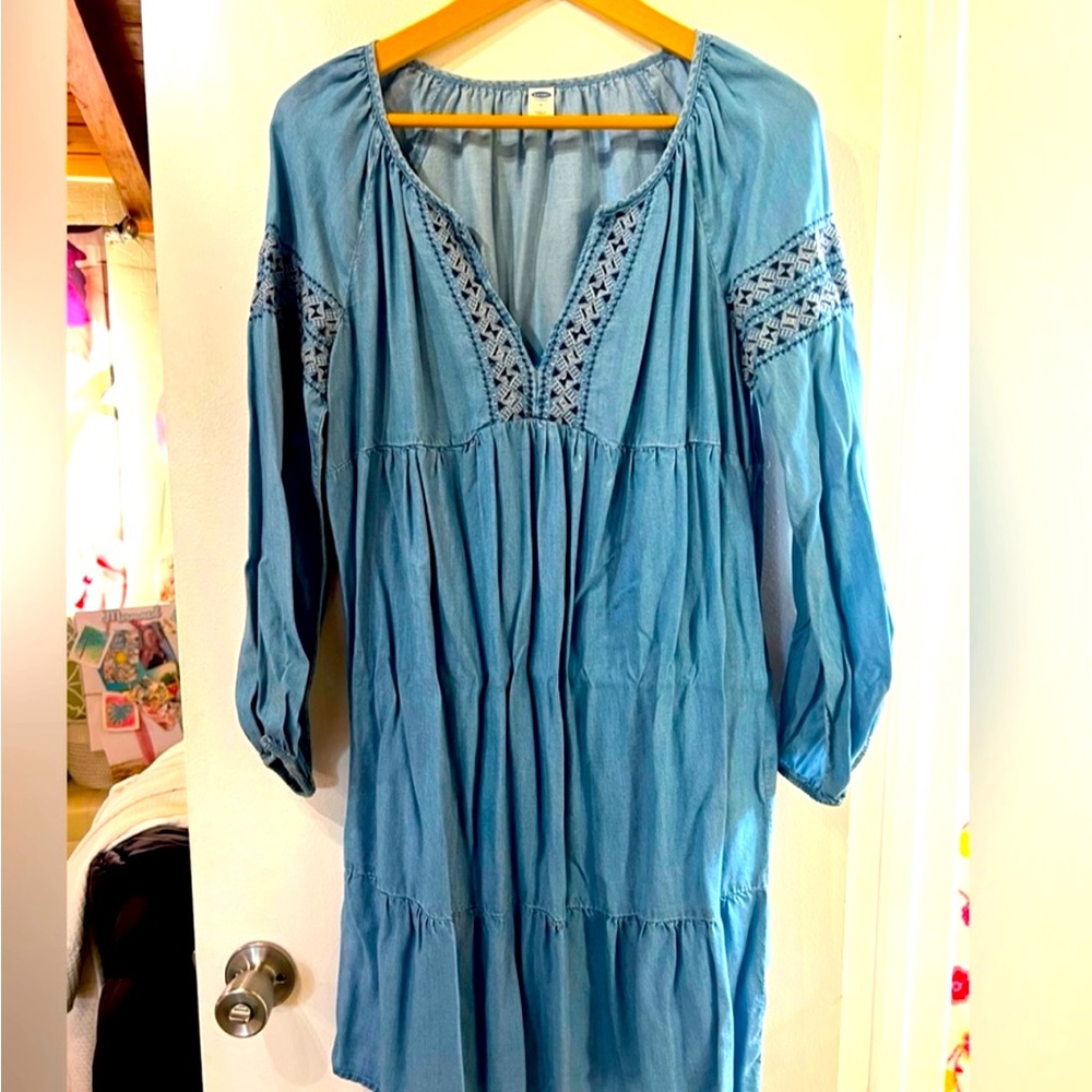Old Navy boho chic Dress. Like new. Embroidered Denim. Add a belt!
